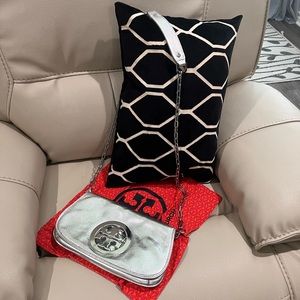 Tory Burch
Metallic Logo Clutch With Chain - EXCELLENT CONDITION!